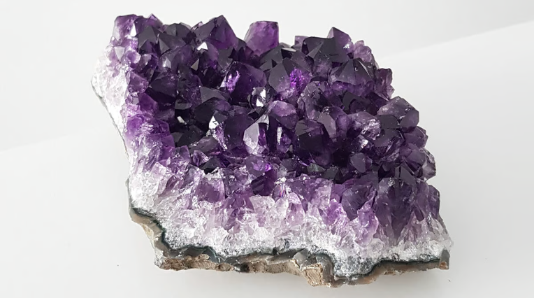 Amatista en Joyería: La Piedra Natural de la Paz y la Tranquilidad