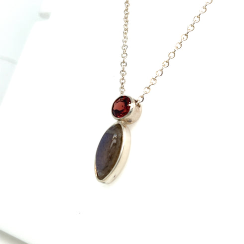 Dije Pétalo de Flor: Labradorita Granate y Plata .925