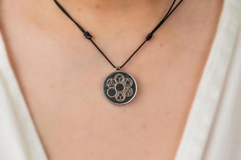 Dije Divinidad de Geometría Sagrada: Shungita y plata .925