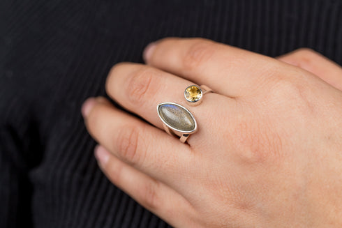 Anillo Valentía: turmalina con labradorita en plata .925